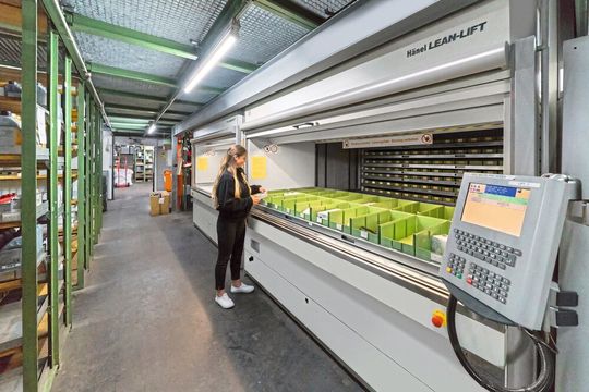 Rund 40.000 Kleinteile hat das Autohaus Seeger in den beiden Liftregalen platzsparend untergebracht.(Bild:  Hänel)