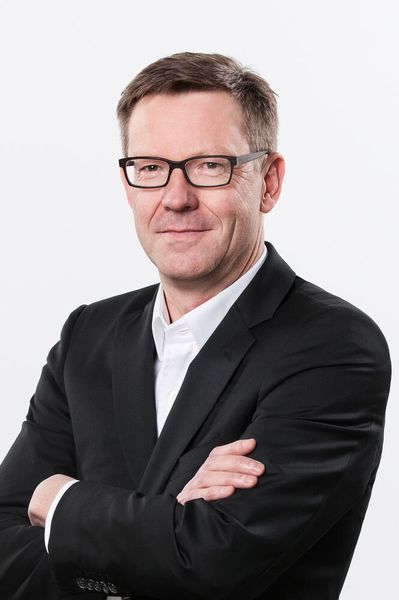Nach mehr als 30 Jahren in verschiedensten Fach- und Führungsfunktionen im Daimler Konzern verlässt Klaus Maier, Leiter Sales & Marketing Mercedes-Benz Vans, das Unternehmen auf eigenen Wunsch. Maier übernahm seine heutige Aufgabe im Jahr 2013. Unter seiner Führung wurde auch der weltweite Vertrieb Vans effizient in Regionen organisiert sowie als Customer Dedication Organisation mit effektiven Vertriebskanälen versehen.

Maier begann seine Laufbahn im Unternehmen 1990 im Vertriebscontrolling und übernahm nach mehreren Etappen im Jahr 1995 die Verantwortung als Leiter Netzstrategie Pkw und Nutzfahrzeuge. In den folgenden Jahren sammelte der 58-Jährige umfangreiche Erfahrung in mehreren Funktionen in Stuttgart und Asien, zum Beispiel ab 1998 als Leiter Planung und Controlling im Daimler Regionalcenter Southeast Asia in Singapore. Ab 2002 leitete er die Entwicklung der Vertriebsorganisation in Stuttgart, in dieser Zeit war er unter anderem verantwortlich für den Aufbau von eigenen Vertriebsgesellschaften in vielen asiatischen Ländern. 2007 übernahm er dann die Funktion als Präsident und CEO Mercedes-Benz China und hat maßgeblich zur Entwicklung des Geschäfts in China beigetragen. Unter seiner Führung erhöhte sich der Absatz der Pkw-Sparte in China von rund 17.000 Einheiten im Jahr 2006 auf mehr als 200.000 Einheiten im Jahr 2012. (Daimler)