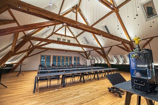 Der großzügige Seminarraum des Allgeirhof Training Center verbindet moderne Ausstattung mit einer Umgebung, die Wissenstransfer und Austausch fördert.(Bild:  Vega)