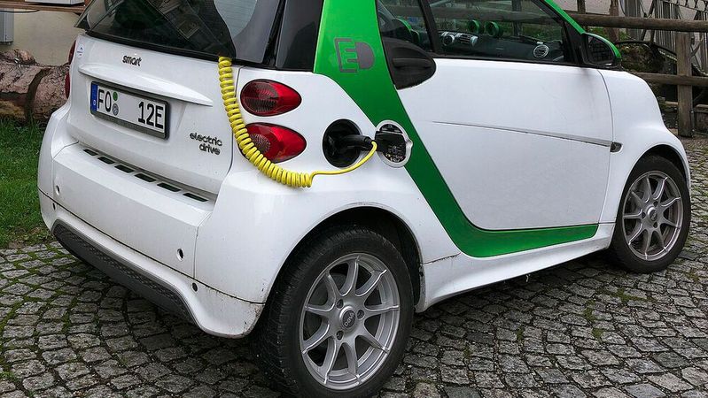 In Stuttgart konnten laut der Kfz-Innung noch pünktlich zum 31. August alle gewerblichen E-Autos zugelassen werden – sie sind somit förderfähig. (Bild:  frei lizenziert /  Pixabay)