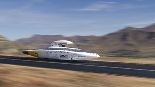 Mit dem Sonnenwagen (hier nicht der aktuellste), der – wie man schon wegen des Namens vermuten dürfte – solarbetrieben ist, startete das deutsche Team bei der World Solar Challenge in Australlien wieder mal von der Pole Position ...  (Bild: Team Sonnenwagen Aachen)
