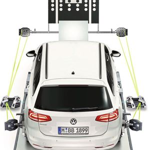 Beissbarths Ansatz: Auf einem Arbeitsplatz (Bühne) führt die Werkstatt zwei Arbeiten durch – eine Achsvermessung und eine FAS-Kalibrierung. Das spart Zeit und Aufwand.(Bild:  Beissbarth)