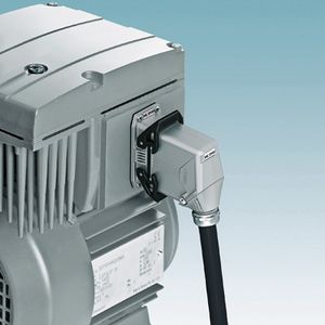 Bild 1: Motoren und Frequenzumrichter sind typische Anwendungsbeispiele für EMV-Steckverbinder - permanente Vibration, hohe Temperaturen und Störschutz erfordern ein robustes Metallgehäuse(Bild:  Phoenix Contact)