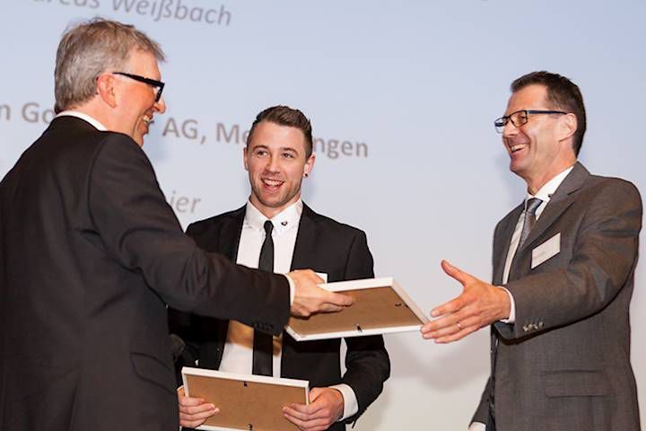 v.L.n.R. Moderator Gerhard Hoffmann beglückwünscht Stefan Bittel sowie Helmut Schreier von Goldhofe. Sie belegten den 1.Platz in der Kategorie Autogenschneiden. (Bild: Schneidforum)