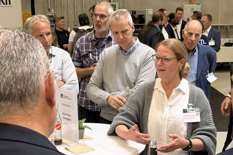 Der Beim Deep Dive bot Gelegenheit zum direkten Austausch zwischen Teilnehmern und Vortragenden bzw. zwischen Forschung und Anwendern. (Bild: Stefanie Michel)