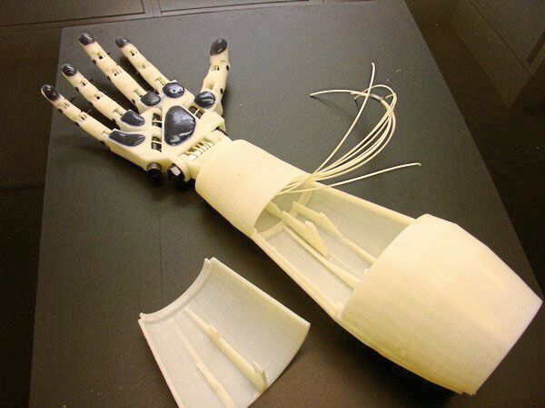 Die „In-Moov“-Hand, eine Open-Source-Prothese, wurde als Ausgangsbasis der Untersuchung genommen, da sie innen­liegende Seilzüge aufweist