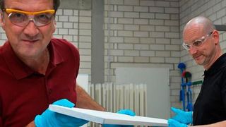 Bernhard Bischof und Christian Göbbert (v.l.), Geschäftsführer von Nanostone Water, mit einem Filterelement. Das Unternehmen mit Sitz in Halberstadt entwickelt und produziert keramische Nanotechnologie-Wasserfilter. 
 (IMG Sachsen-Anhalt / Dana Toschner)