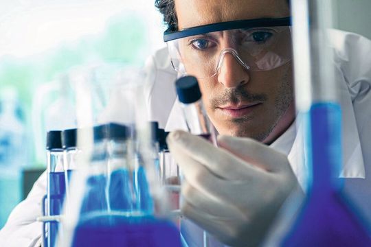 Abb.1: Labore, Reinräume und Produktionsgebäude in der Life-Science-Industrie werden zunehmend smart. Abb.1: Labore, Reinräume und Produktionsgebäude in der Life-Science-Industrie werden zunehmend smart.