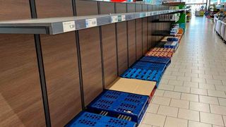 Gähnend leere Regale kennzeichneten die Corona-Krise, was nicht nur für den Einzelhandel galt. Auch danach klagte die Industrie weitgehend über Probleme bei der Materialbeschaffung – bis jetzt! Denn das Ifo-Institut kann freudig verkünden, dass die Lage sich wohl entspannt ... (Bild: Konsumchecker)