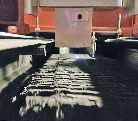 Inline-Multielementanalyse von mineralischem Schüttgut auf einem Förderband; der Messkopf analysiert das Licht des hell leuchtenden Plasmas.(Bild:  Secopta analytics GmbH)