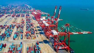 Im letzten Monat musste Chinas Außenhandel ein Minus von über 12 Prozent verkraften. Auch die zweitgrößte Volkswirtschaft leidet an Energiepreisen, Inflation und schwacher Weltwirtschaft. Selbst Corona wirkt noch nach. Hier ein Blick auf einen chinesischen Containerhafen. (Bild: Chang Wei)