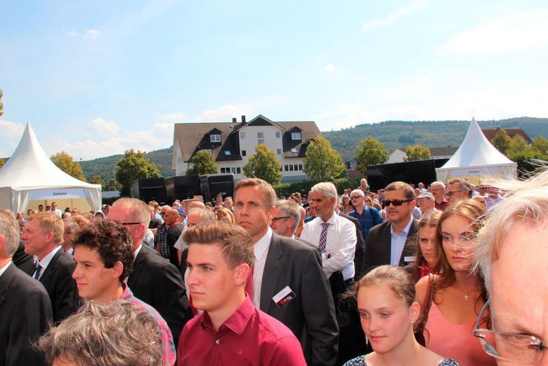 Über 6500 Besucher kamen zur Grundsteinlegung des neuen Produktionswerkes mit Eröffnung des Innovation Centers, der Einweihung des Distribution Centers und dem anschließend stattfindenden Familientag von Rittal. (Reinhold Schäfer)