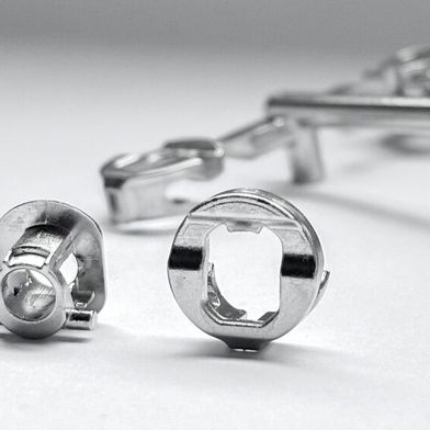 Aufgrund ihrer einzigartigen Materialeigenschaften wie hohe Festigkeit in Verbindung mit hoher Elastizität, Korrosionsbeständigkeit und Biokompatibilität eröffnen amorphe Legierungen Konstrukteuren völlig neue Möglichkeiten.  (Bild: Hereaeus)