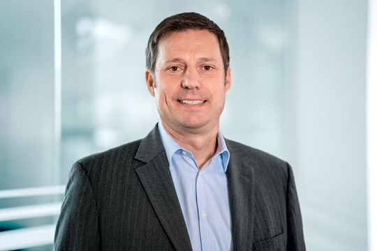 Markus Zalud ist der CEO von Industrie Informatik, einem MES-Spezialisten. Auf der Hannover Messe 2022 demonstrieren die Experten, wie man mit digitaler Hilfe nachhaltiger und günstiger produzieren kann. Hier ein Vorgeschmack...(Bild:  Industrie Informatik)