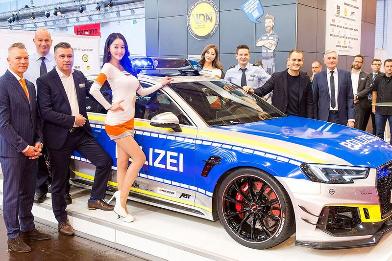 Fürs Tuning der Neuzeit ist die Firma Abt aus dem Allgäu zuständig, die in diesem Jahr das Ausstellungsstück für die Initiative „Tune it safe“ beisteuert, einen aufgepeppten Audi RS 4 Avant im originalen Polizeigewand und mit starken 530 PS. (Messe Essen)