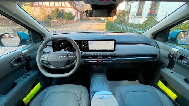 Ein Panoramadisplay, bestehend aus zwei 12,3-Zoll-Bildschirmen für das Kombiinstrument und das Infotainment, sowie einem 5,3-Zoll-Touchscreen zur Steuerung der Klimatisierung, nimmt mehr als die Hälfte des Armaturenbretts ein. (Bild: Kuhn - VCG)