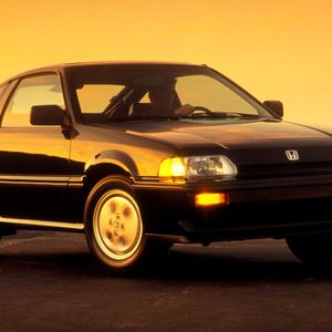 Mit dem ersten CRX (Typ AF) stellte Honda im September 1983 ein kostengünstiges Sportcoupé auf Basis des Honda Civic vor. Das geringe Leergewicht von nur ca. 825 bis 835 kg wurde unter anderem dadurch erreicht, dass die Außenhaut zu 38 Prozent aus Kunststoff bestand. So wurden die lackierten Kotflügel, die lackierte Frontmaske, Verkleidungen und Stoßstangen aus neu entwickelten Kunststoffen (HPA: Honda Polymer Alloy und Polypropylen) hergestellt. Die europäische Version mit Vierzylinder-Einspritzmotor und 1.477 cm³ Hubraum leistete 74 kW (100 PS) und 130 Nm Drehmoment. Der Motor war ausgestattet mit 12 Ventilen (zwei Einlass- und ein Auslassventil pro Zylinder) und einer obenliegenden Nockenwelle. Die Höchstgeschwindigkeit betrug 190 km/h, die Beschleunigung von 0 bis 100 km/h dauerte 8,9 Sekunden.(Bild:  Honda)