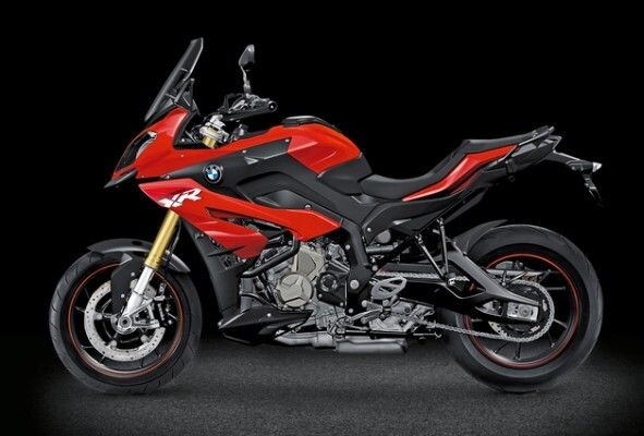 Red Dot Award 2015 - BMW S 1000 XR: Die BMW S 1000 XR ist ein Motorrad aus dem Segment Adventure Sport. In ihr vereinen sich Elemente aus dem GS-Bereich wie die Flyline, der angedeutete Schnabel und die relativ langen Federwege mit Elementen aus dem Tourensegment, wie die aerodynamisch ausgefeilte Frontverkleidung und das intelligente Stauraumkonzept. Elemente wie das Split-Face und die asymmetrischen Seitenverkleidungsteile wiederum stammen aus dem Supersport-Segment. Diese neuartige Kombination kommuniziert die vielfältigen Einsatzmöglichkeiten der Maschine und verbindet Emotion und Funktion. (Bild: Red Dot)