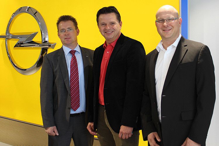 Von links: Opel-Regionalleiter Stefan Kruse, Ruhrdeichchef Peter Gerards und Sascha Lenzen, Prokurist & Vertriebsleiter der Gruppe.  (Foto: Ruhrdeich)