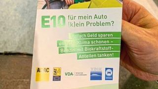 Der ZDK stellte auf der Automechanika seine neue E10-Kampagne und den dazugehörigen Flyer vor. (Bild: Pfaff/»kfz-betrieb«)
