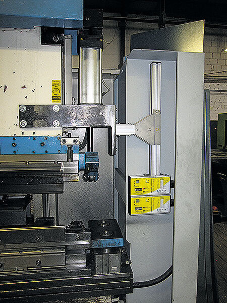 Die Sicherung der Presse mit Werkzeugwechselsystem basiert auf zwei Einzelempfängern (links) und einem Doppelsender (rechts). (Bild: Fiessler)