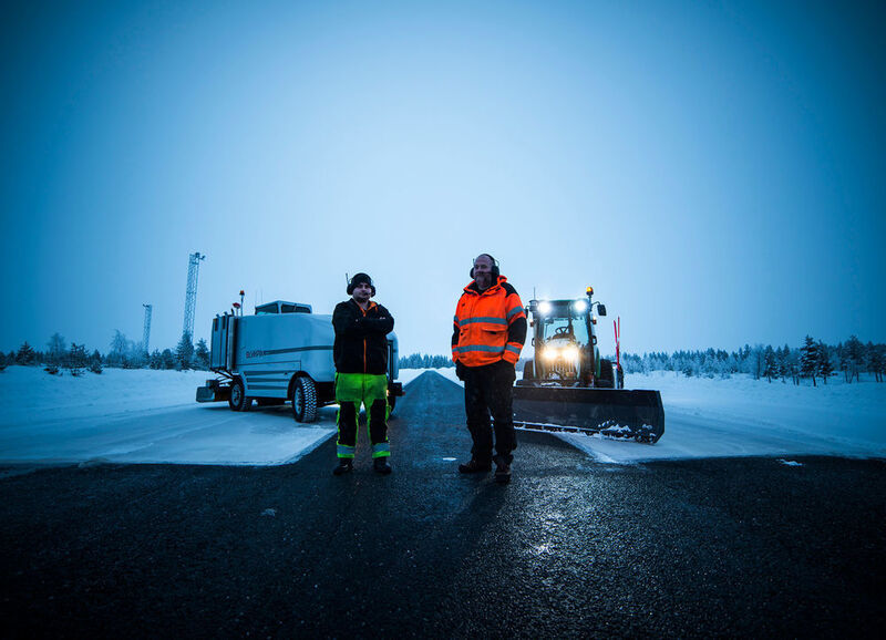 Jacob Hellkvist (rechts) und seine Kollegen sind „Icemaker“. Sie sorgen dafür, dass die Fahrbahnen auf Eis und Schnee immer im optimalen Zustand sind. (Bild: Bosch)