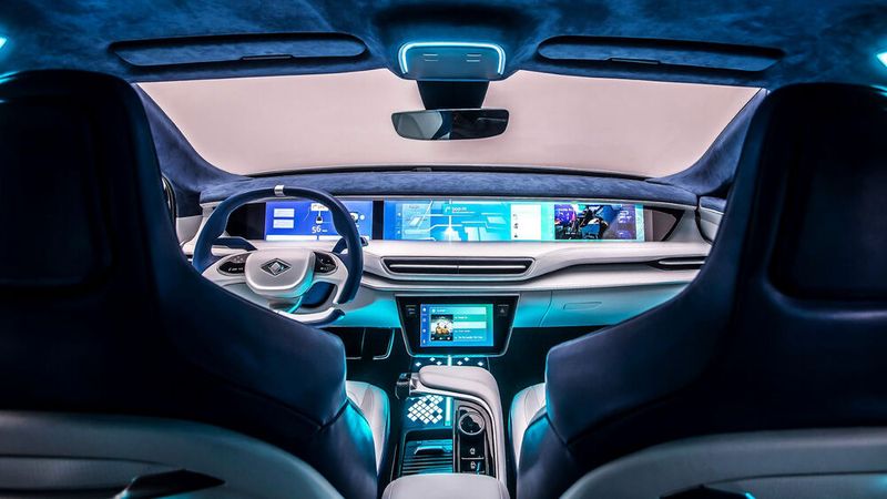 Der Innenraum des Togg-Coupés zeichnet sich durch helle Materialien und viel Displayflächen aus. (Bild: Togg)