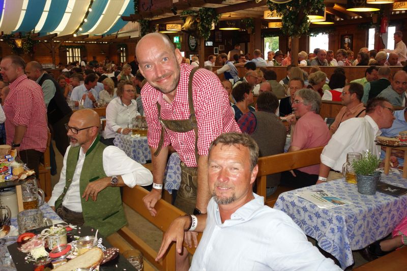 (l.) Christoph Spahn (LG) und Frank Assmann (Casio) warten auf das Hendl. (Bild: IT-BUSINESS)