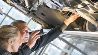 Die Ertragschancen im Teilegeschäft sind gut. Denn bei der Auswahl der Ersatzteile vertrauen die Kunden ihren Werkstätten.     (Bild: Promotor/Volz)