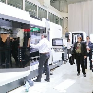 Mit der NTX 3000 präsentiert DMG Mori als Weltneuheit eine neue Baugrösse seiner leistungsstarken Dreh-Fräs-­Zentren.