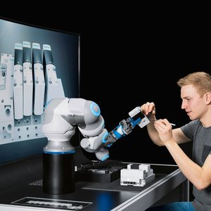 In seinen Bewegungsmustern ist der BionicCobot dem menschlichen Arm nachempfunden, von der Schulter über Oberarm, Ellbogen, Elle und Speiche bis zur Hand. 