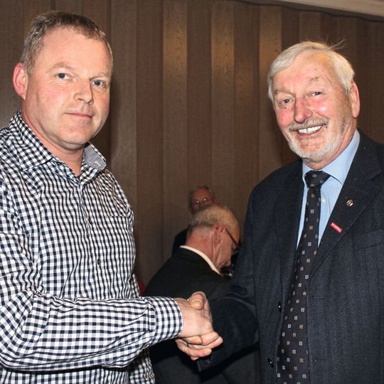 Generationenwechsel: Günther Brodersen (li.) übernimmt das Obermeisteramt von Günther Görrissen bei der Kfz-Innung Flensburg Stadt und Land.(Bild:  Kfz-Innung Flensburg Stadt und Land)