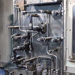 Inzwischen ist die Spanntechnik so flexibel und teils automatisiert, dass die Maschinen für kleine Stückzahlen genau so effizient gerüstet werden können, wie für Großserien.(Bild:  Fémalk)