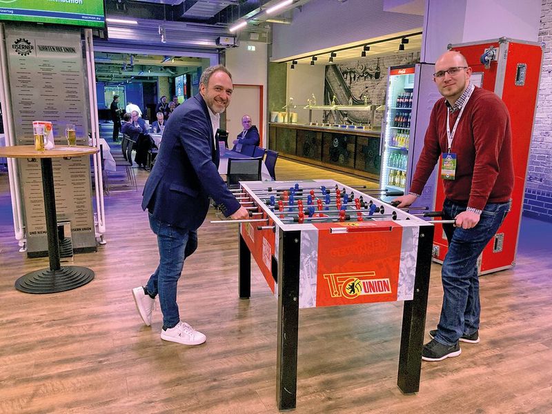 In den Räumen des 1. FC Union Berlin durfte eine entspannte Runde am Kicker nicht fehlen: Maik Struckmeier (l.) und Patrick Sommer (Bücker IT-Security) (Bild: Macmon Secure)