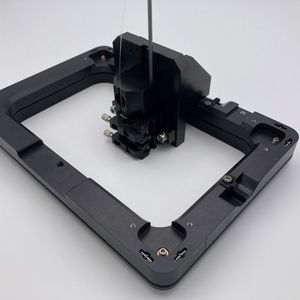 Up Nano (Halle 11.1, Stand E88): Der neu entwickelte Tilt Frame hilft die Präzision des Druckergebnisses der Zwei-Photonen-Polymerisation (2PP), insbesondere von großflächigen Strukturen, zu maximieren.(Bild:  UpNano GmbH)