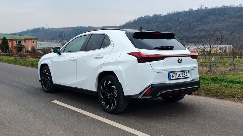 2. Die Ecken und Kanten: Der optische Gesamteindruck beim Lexus UX wirkt stimmig. Blickt man etwas näher hin, wundert man sich aber schon, warum die Designer nicht auf ein paar Kanten und Sicken verzichtet haben. Besonders deutlich wird das bei den hinteren Kotflügeln und dem angedeuteten Spoiler in den Heckleuchten. (Bild: Mauritz – VCG)