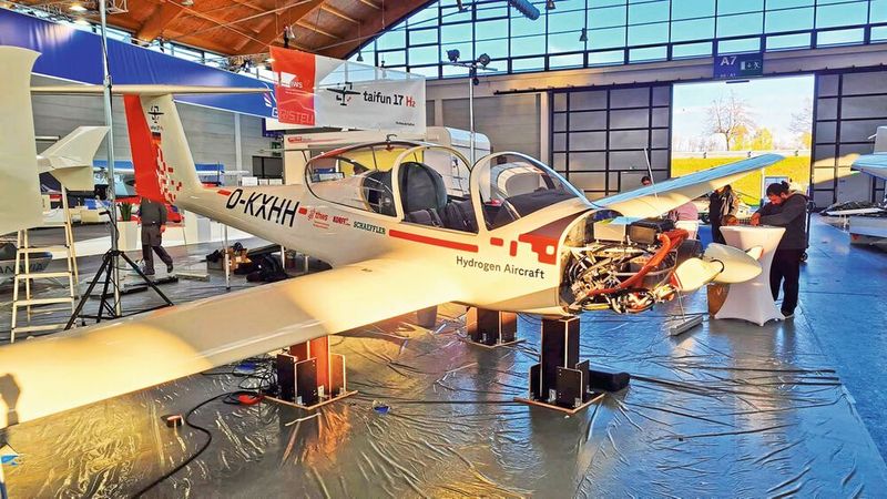 Aufbau des Flugzeuges durch das Taifun-Team in Friedrichshafen.(Bild:  Roland Oppelt – THWS)