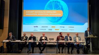 BRV-Vorsitzender Stephan Helm (am Pult) und der Vorstand des Verbands bei der Mitgliederversammlung am 24. Juni 2025 in Würzburg. (Bild: Rosenow – VCG)