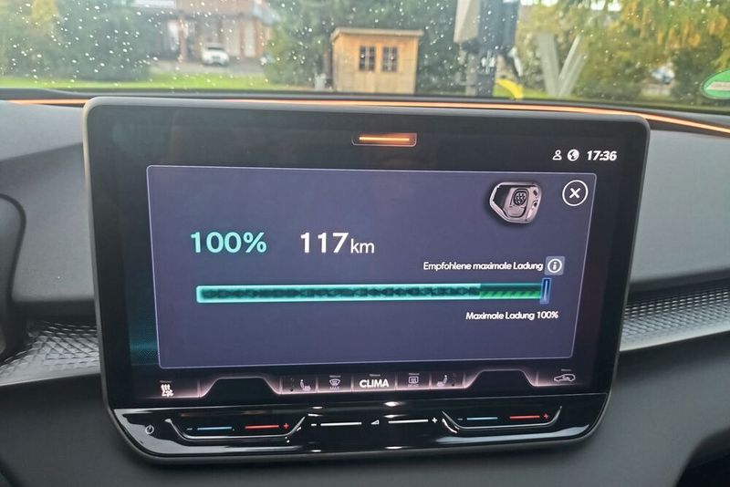 Eine Akkuladung reicht für gut 100 km elektrisches Fahren. (Bild: Sven Prawitz/Vogel Communications Group)