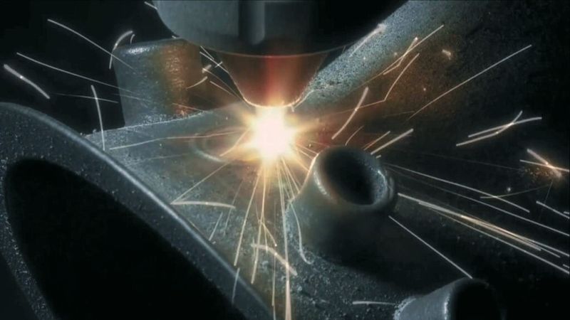 Pulver-Auftragschweißen in einer mehrachsigen Maschine ermöglicht den additiven Aufbau entlang beinahe beliebiger Achsen und somit eine schnellere und flexiblere Teileherstellung. (Bild: Siemens PLM Software)