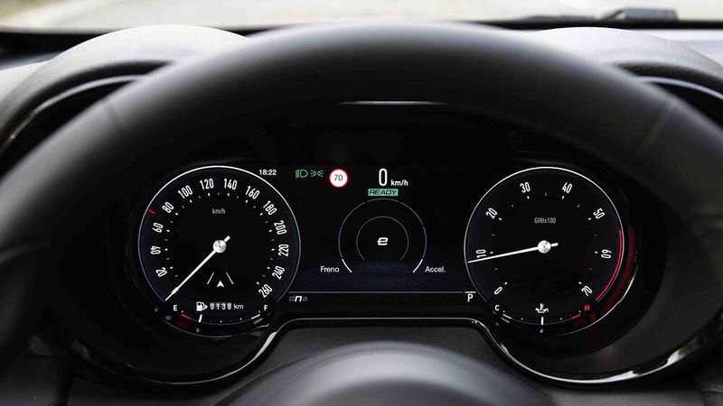 Das digitale Kombiinstrument macht optisch auf analog. (Bild: Alfa Romeo)