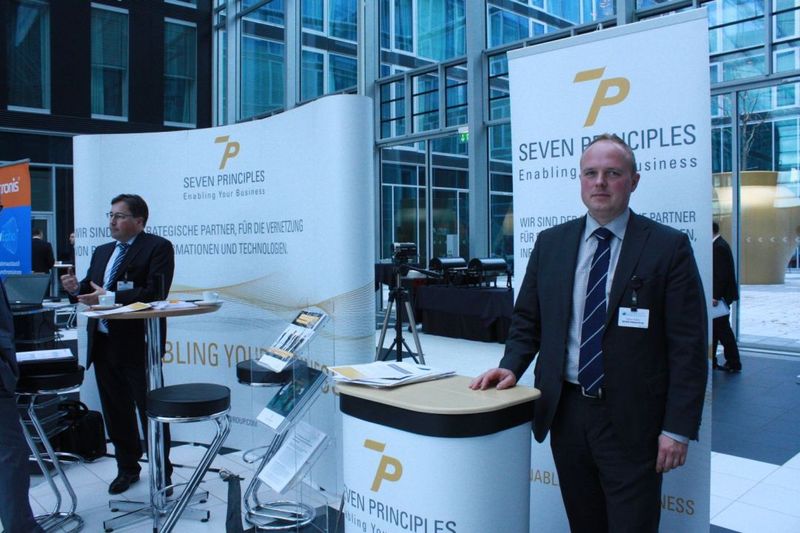Der Stand von Seven Principles wurde unter anderem von Norman Hübner (r.) betreut. (Vogel IT-Medien)