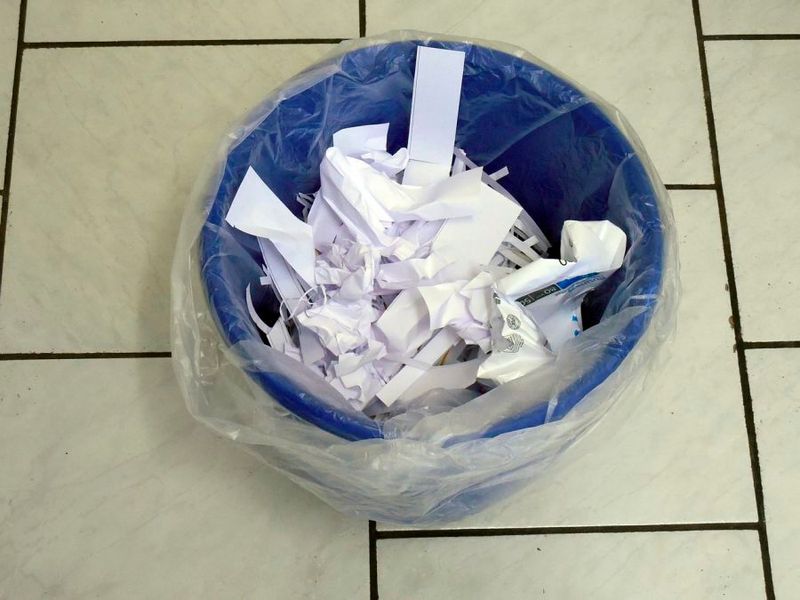 6. E-Mail-Postfach entrümpeln: Viele kennen es: Das E-Mail-Postfach quillt über. Manche sortieren die eingehenden Nachrichten feinsäuberlich in Ordner. Doch auch dort sollten insbesondere wichtige E-Mails mit sensiblen Daten, wie z. B. Korrespondenz zu Steuerbescheinigungen oder Bankgeschäften, nicht dauerhaft verbleiben. Postfächer können einfach gehackt werden und sind damit ein potenzielles Sicherheitsrisiko. Besser ist der Export an einen sichereren Ablageort. Ein netter Nebeneffekt der digitalen Entrümpelung: produktiveres Arbeiten ohne „E-Mail-Leichen“, die ein schlechtes Gewissen machen, weil sie bearbeitet werden wollten. (Bild: frei lizenziert succo - Pixabay)