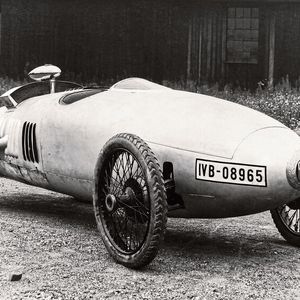 Ein RH 2-l-Tropfenform-Rennwagen als erster Prototyp aus dem Jahr 1922: Wie bei Rumpler war die Karosserie strömungsgünstig geformt und der Motor als „Mittelmotor“ vor der Hinterachse eingebaut.(Bild:  Mercedes-Benz)