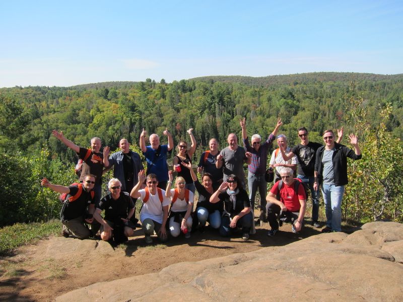 Gruppenbild beim Waldspaziergang (Bild: Also)