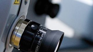 Für die Prüfung der Turbinenkomponenten wird ein speziell entwickelter Streifenprojektor in Kombination mit einer Dreh-/Schwenkeinheit verwendet. Bild: Breuckmann (Archiv: Vogel Business Media)
