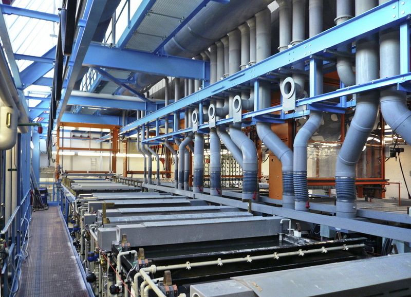 Mit Gasen oder Säuredämpfen belastete Luft über den Bädern wird sofort abgesaugt. (Archiv: Vogel Business Media)