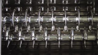 Der Hauptteil der Wärmeübertragungszone des Trockners besteht aus einer Anordnung keilförmiger Schaufeln, die sehr dicht und wechselseitig in definiertem Abstand auf der rotierenden Welle befestigt sind. (Bild: Nara)