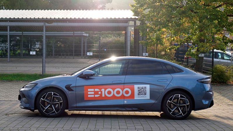 Eine wirklich elegante Sportlimousine hat BYD mit dem Seal auf die Räder gestellt. Nur schade, dass der Testwagen mit Aufklebern vom vorherigen Einsatz zu uns kam.(Bild:  Rosenow – VCG)