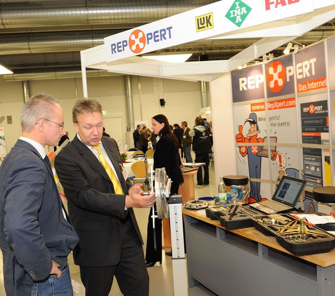 Am Stand von Schaeffler Automotive führte Ralf Kuhlmey (re.) Spezialwerkzeuge für die Kupplungsreparatur vor. (Archiv: Vogel Business Media)